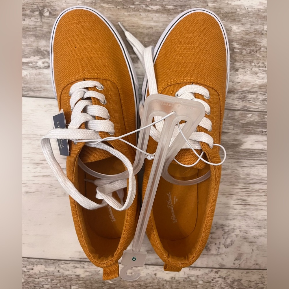 Universal Thread Women’s lace up casual sneakers